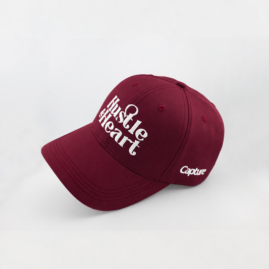 Gorra Hustle & Heart vinotinto — vista tres cuartos